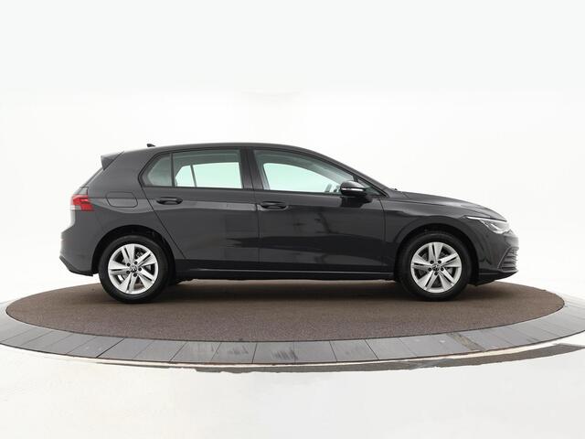 Volkswagen GOLF 1.0 eTSI 110pk DSG Life · Camera · Dodehoeksensor · Adaptive Cruise Control · Apple/Android Car Play · Sfeerverlichting · Navigatie · Elek. Inklapbare Spiegels ·