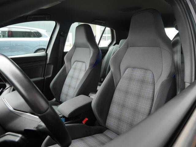 Volkswagen GOLF 1.4 eHybrid GTE | Afneembare trekhaak | Navigatie | Led | Climate control | Lichtmetalen velgen