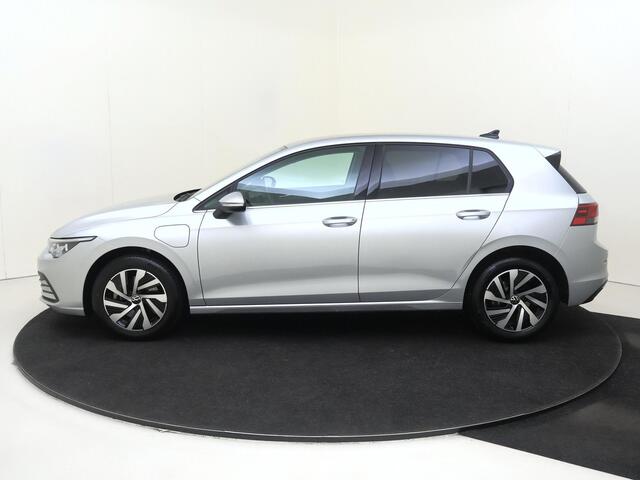 Volkswagen GOLF 1.4 eHybrid | SoH 95% | Keyless | Dodehoek detectie | Achteruitrijcamera | Adaptieve cruise control | Navigatie | Massagefunctie bestuurdersstoel | CarPlay |