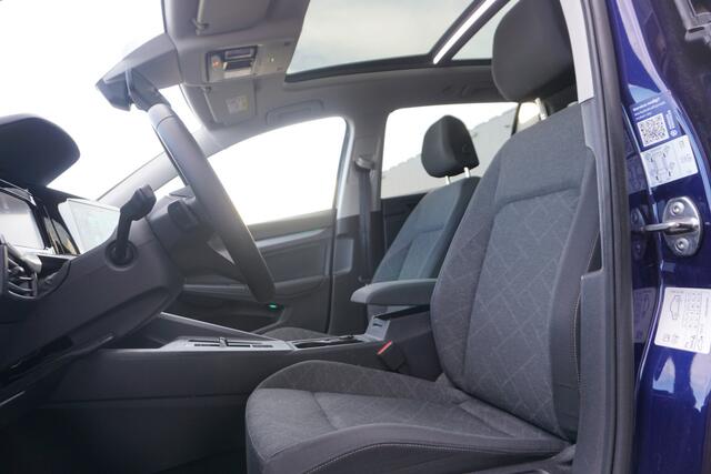 Volkswagen GOLF 1.0 eTSI DSG | PANO DAK | IQ LIGHT LED | TREKHAAK | STOEL/STUURVERWARMING |