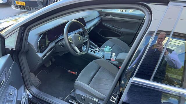 Volkswagen GOLF 1.5 eTSI 150pk Style DSG / Navigatie / Stoelverwarming / IQ Light / Camera