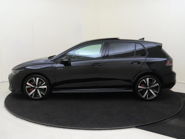 Volkswagen GOLF 1.5 eHybrid GTE | SoH 100% | Panoramadak | Trekhaak | Lederen bekleding 'Vienna' | Head-up display | Adaptieve demping | 360 camera | Black style | Stoelventilatie voor |