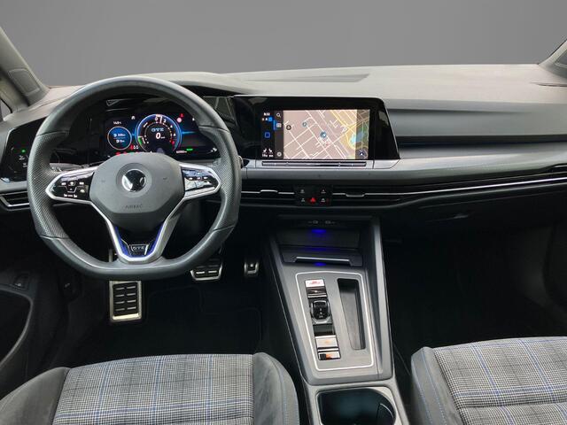 Volkswagen GOLF 1.4eHybrid 180kW/245PK GTE Black Style · Panoramadak · Trekhaak · Apple/Android Car Play · Garantie t/m 01-12-2026 of 100000km.