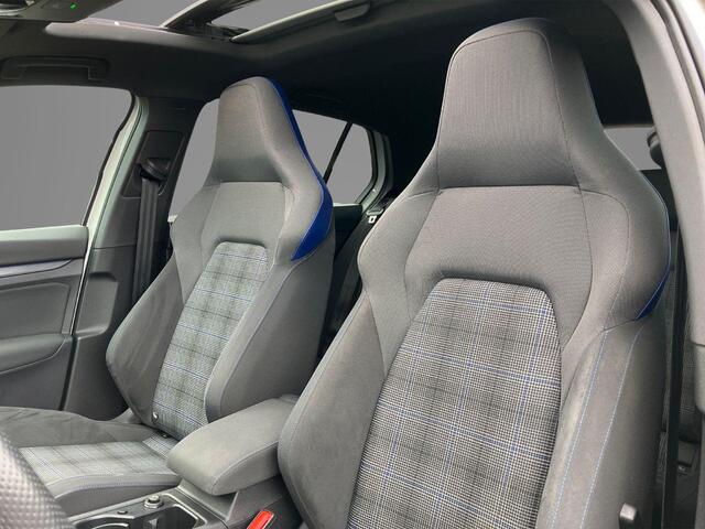 Volkswagen GOLF 1.4eHybrid 180kW/245PK GTE Black Style · Panoramadak · Trekhaak · Apple/Android Car Play · Garantie t/m 01-12-2026 of 100000km.