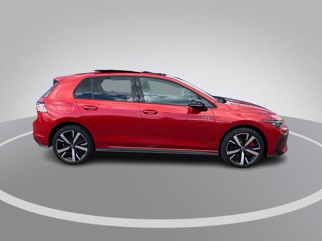 Volkswagen GOLF 1.5eHybrid 200kW/272PK GTE Black Style DSG · Panoramadak · Trekhaak · Leder · Camera · Apple/Android Car Play · Garantie t/m 10-08-2030 of 100000km.