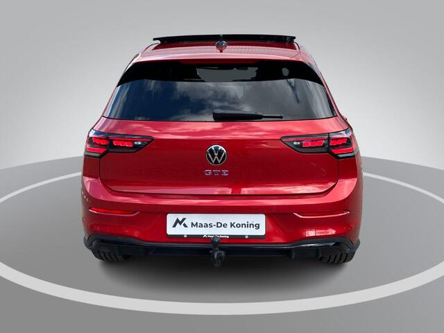 Volkswagen GOLF 1.5eHybrid 200kW/272PK GTE Black Style DSG · Panoramadak · Trekhaak · Leder · Camera · Apple/Android Car Play · Garantie t/m 10-08-2030 of 100000km.