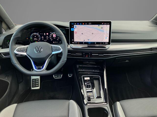 Volkswagen GOLF 1.5eHybrid 200kW/272PK GTE Black Style DSG · Panoramadak · Trekhaak · Leder · Camera · Apple/Android Car Play · Garantie t/m 10-08-2030 of 100000km.