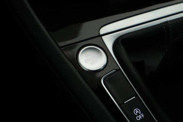 Volkswagen GOLF Variant 1.5 TSI 150pk 2x R-Line Trekhaak Camera LED Keyless Navigatie Virtual Cockpit