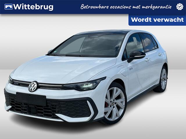 Volkswagen GOLF 1.5 eHybrid 272pk DSG GTE / Panorama dak / Zwenkbare trekhaak / Black style / IQ-Led / 18'' LMV