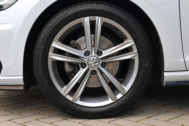 Volkswagen GOLF 1.4 TSI Highline | NAP | PANO | R-LINE | ACC | DIGITAL | LED | DEALER ONDH | KEYLESS |
