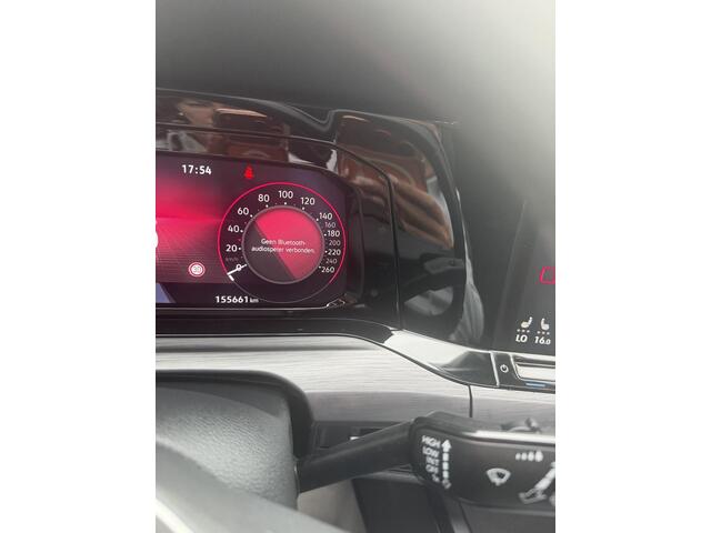 Volkswagen GOLF 1.5 eTSI R-Line IQ LED | MASSAGE STOELEN | CAMERA | NAVIGATIE | PANORAMADAK | CRUISECONTROL | STUUR/STOEL VERWARMING | LED PAKKET | PARKEERSENSOREN | VIRTUEEL COCKPITDISPLAY | APPLE CARPLAY & ANDROID AUTO |