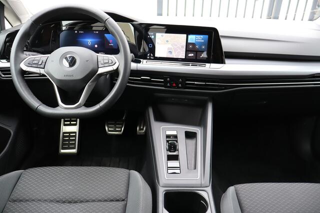 Volkswagen GOLF 1.5 eTSI Active Stoelverwarming/Apple carplay/Achteruitrijcamera/Adaptieve cruise control/Lane assist/Parkeersensoren rondom/Sfeerverlichting/Climate control/DAB/Navigatie