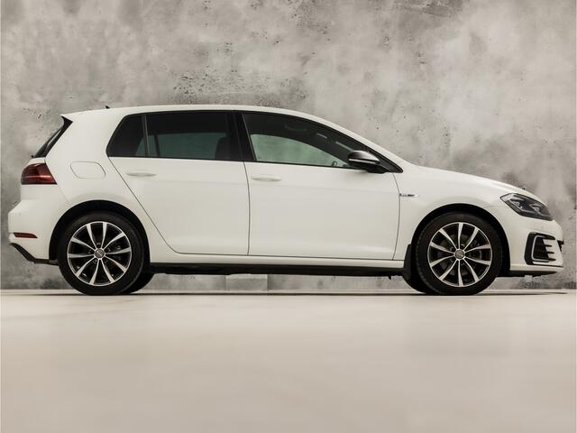 Volkswagen GOLF 1.4 TSI PHEV GTE 204Pk Automaat (VIRTUAL COCKPIT, APPLE CARPLAY, GROOT NAVI, KEYLESS, CAMERA, STOELVERWARMING, SPORTSTOELEN, ADAPTIVE CRUISE, GETINT GLAS, NIEUWSTAAT)