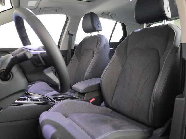Volkswagen GOLF 1.5 eHybrid Style Edition 204 pk Automaat (DSG) | Verlengde garantie | Navigatie | Panoramadak | Trekhaak (wegklapbaar) | Parkeersensoren (Park assist) | Achteruitrijcamera | Head-up display |