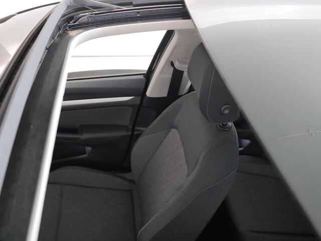 Volkswagen GOLF 1.5 eHybrid Life Edition 204 pk Automaat (DSG) | Verlengde garantie | Navigatie via App | Panoramadak | Parkeersensoren (Park assist) | Achteruitrijcamera |