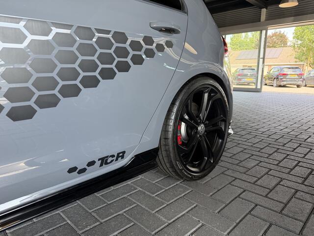 Volkswagen GOLF 2.0 TSI GTI TCR DCC / Pano / Keyless / 1e eigenaar / Dealer onderhouden /