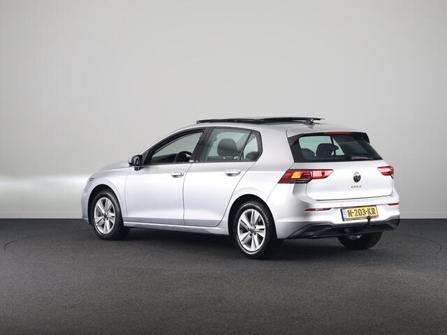 Volkswagen GOLF 1.5 TSI Life 130PK | Panoramadak | Navigatie | Wegklapbare trekhaak | Stoelverwarming