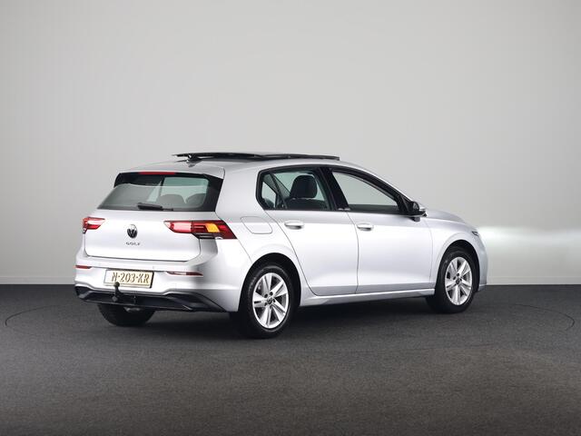Volkswagen GOLF 1.5 TSI Life 130PK | Panoramadak | Navigatie | Wegklapbare trekhaak | Stoelverwarming