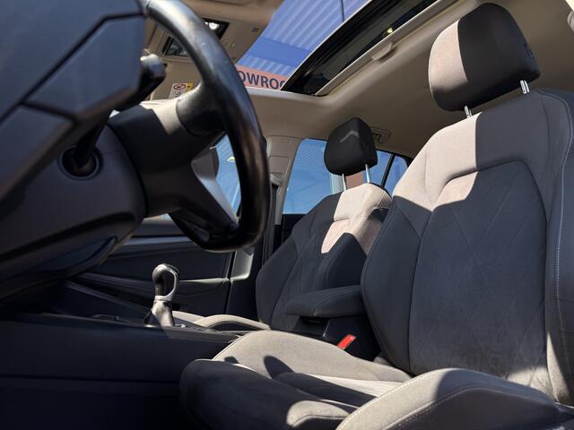 Volkswagen GOLF 1.5 TSI 1st Edition | Pano | Stoel/Stuurverwarming | ACC | Massage | Memory | Sfeerverlichting