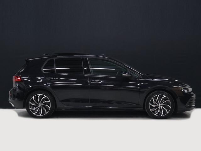Volkswagen GOLF 1.5 eTSI R-Line [SCHUIFKANTELDAK, APPLE CARPLAY, ANDROID, TREKHAAK, MEMORY SEATS, STOEL-/STUURVERWARMING, ADAPTIVE CRUISE, PDC V+A, DIGITAL DASH, SFEERVERLICHTING, NAVIGATIE]