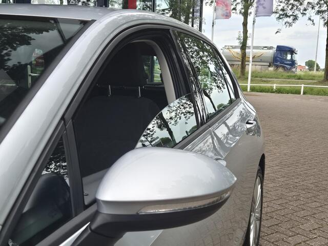 Volkswagen GOLF 1.0 TSI Life | Navigatie via Apple carplay | Climate Control | Parkeersensoren | Licht metalen velgen