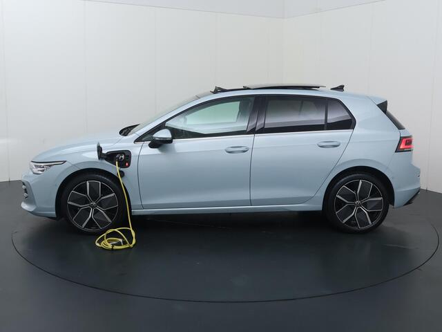 Volkswagen GOLF 1.5 eHybrid Style Edition | 204 PK | SoH 100% | Trekhaak wegklapbaar | Adaptive Cruise Control | Achteruitrijcamera | Panoramadak | Elektrische verstelbare stoelen |