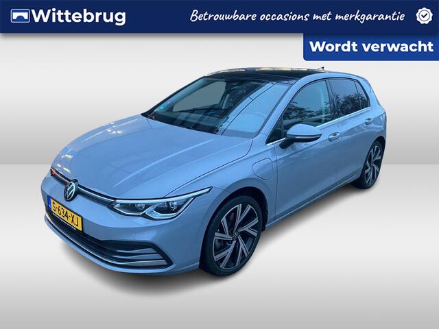 Volkswagen GOLF 1.4 eHybrid Style / Pano / Navigatie / App connect / Trekhaak / Memory seat / Stoel+stuur verwarming /