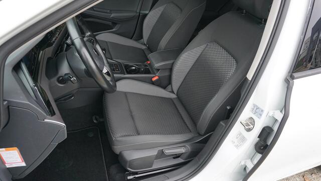 Volkswagen GOLF 1.5 TSI 131PK 5Drs *Black Style* IQ Light A-Camera Virtual Stoel & Stuurverwarming Adaptive Cruise 18inch LM *Sfeerverlichting*