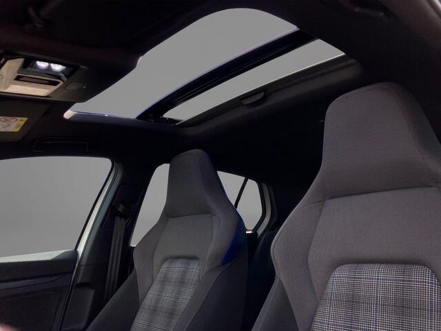 Volkswagen GOLF 1.4eHybrid 180kW/245PK GTE · Panoramadak · Camera · Apple/Android Car Play · Navigatie · Stoelverwarming · Dodehoeksensor ·