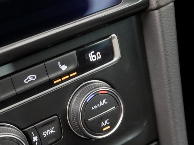 Volkswagen GOLF 1.0 TSI Sportline Automaat (APPLE CARPLAY, GROOT NAVI, CLIMATE, STOELVERWARMING, SPORTSTOELEN, GETINT GLAS, PARKEERSENSOREN, CRUISE, NIEUWSTAAT)