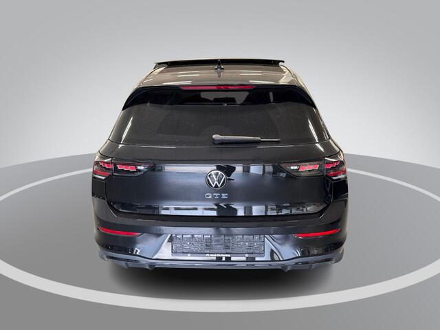 Volkswagen GOLF 1.5 eHybrid 272pk DSG GTE · Panoramadak · Leder · Wegklapbare Trekhaak · Stoelventilatie · Camera · Dodehoek Detectie · 18'' Inch · Garantie t/m 30-0-2030 of 100.000km