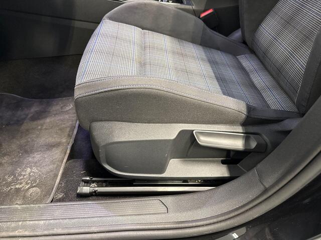 Volkswagen GOLF 1.5 272pk DSG eHybrid GTE · Panoramadak · Wegklapbare Trekhaak · Camera · Apple/Android Car Play · 18'' Inch · Garantie t/m 16-10-2030 of 100.000km