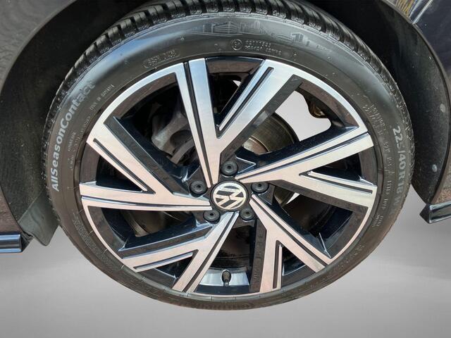 Volkswagen GOLF 1.5TSI 96KW/130PK R-Line Business · Panoramadak · Camera · Apple/Android Car Play · Stoel & Stuurverwarming · Navigatie · LED ·