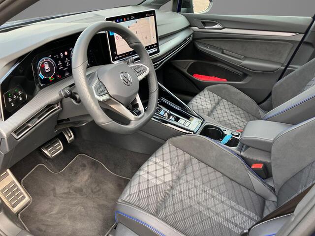 Volkswagen GOLF 1.5eTSI/150PK DSG R-Line Blackstyle · Panoramadak · Trekhaak · Apple/Android Car Play · Camera · Garantie t/m 23-11-2030 of 100.000km