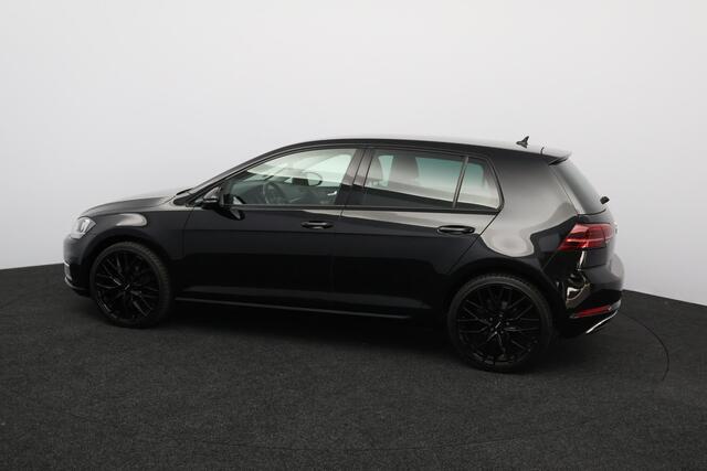 Volkswagen GOLF 1.0 TSI Comfortline Business/ Carplay!/ Camera/ Stoelverwarm./ 19''LMV/ DAB+/ Afnb-Trekhaak/ Massage-Stoel/ Alcantara/ Clima/ Cruise/ LED-Dagrij/ PDC V+A/ Navigatie
