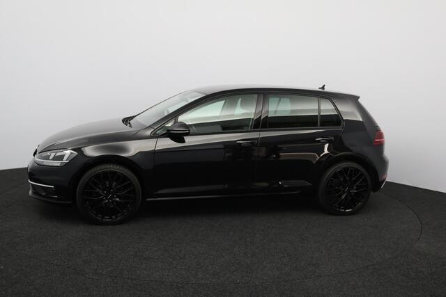 Volkswagen GOLF 1.0 TSI Comfortline Business/ Carplay!/ Camera/ Stoelverwarm./ 19''LMV/ DAB+/ Afnb-Trekhaak/ Massage-Stoel/ Alcantara/ Clima/ Cruise/ LED-Dagrij/ PDC V+A/ Navigatie