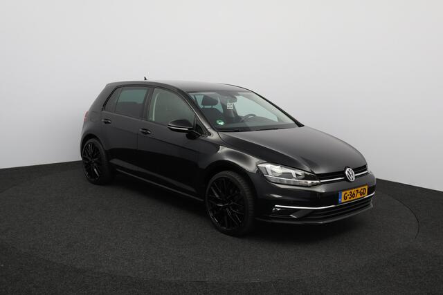 Volkswagen GOLF 1.0 TSI Comfortline Business/ Carplay!/ Camera/ Stoelverwarm./ 19''LMV/ DAB+/ Afnb-Trekhaak/ Massage-Stoel/ Alcantara/ Clima/ Cruise/ LED-Dagrij/ PDC V+A/ Navigatie