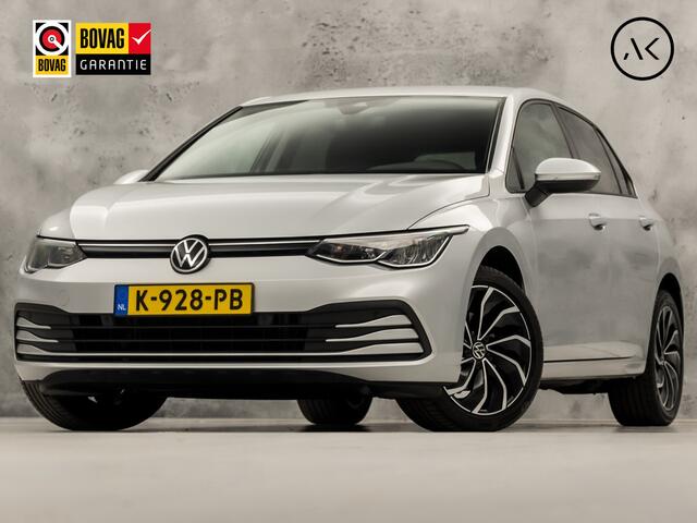 Volkswagen GOLF 1.5 TSI Sport (APPLE CARPLAY, GROOT NAVI, 4 CILINDER, STUUR/STOELVERWARMING, PARKEERSENSOREN, SPORTSTOELEN, KEYLESS, GETINT GLAS, NIEUWSTAAT)