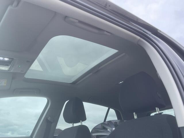 Volkswagen GOLF 1.5 eTSI 130PK DSG Life / Panoramadak / Trekhaak / Digital Cockpit Pro / App Connect / 17'' LMV / VW
