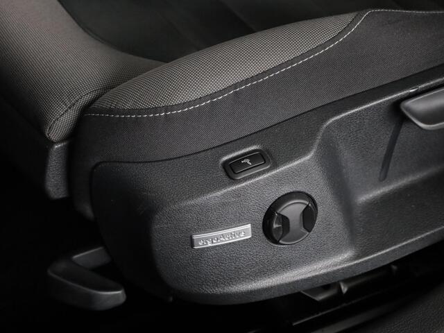 Volkswagen GOLF Variant 1.0 TSI Highline 115PK | Panoramadak | Digitaal dashboard | Navigatie | Stoelverwarming