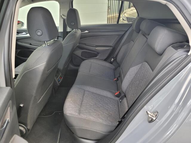 Volkswagen GOLF 1.5 eTSI Life Business | Navigatie | Winter Pack | Digital Cockpit | Dealer Onderhouden