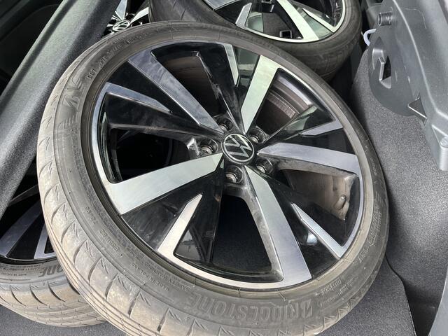 Volkswagen GOLF 1.5 eHybrid GTE / GARANTIE TM 08-2030/ 272 PK/ AUTOMAAT/ PANO/ KEYLESS/ CRUISE/ NAVI/ APP-CONNECT/ PARK. SENSOREN/ 360 CAMERA/ HEAD-UP/ STUUR-STOELVERWARMING