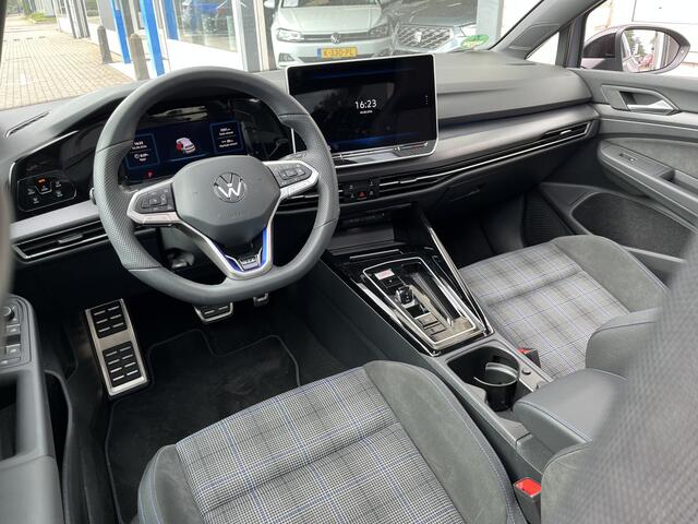 Volkswagen GOLF 1.5 eHybrid GTE / GARANTIE TM 08-2030/ 272 PK/ AUTOMAAT/ PANO/ KEYLESS/ CRUISE/ NAVI/ APP-CONNECT/ PARK. SENSOREN/ 360 CAMERA/ HEAD-UP/ STUUR-STOELVERWARMING