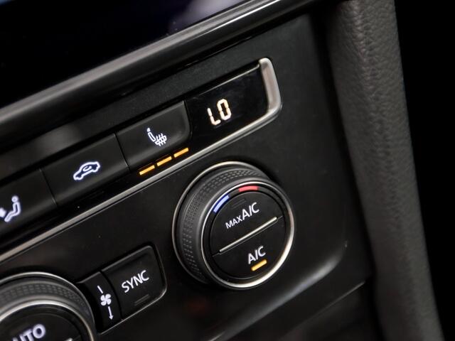 Volkswagen GOLF 1.0 TSI Sportline (APPLE CARPLAY, GROOT NAVI, ALCANTARA, DYNAMISCHE KNIPPERLICHTEN, SPORTSTOELEN, STOELVERWARMING, ADAPTIVE CRUISE, PARKEERSENSOREN, NIEUWSTAAT)