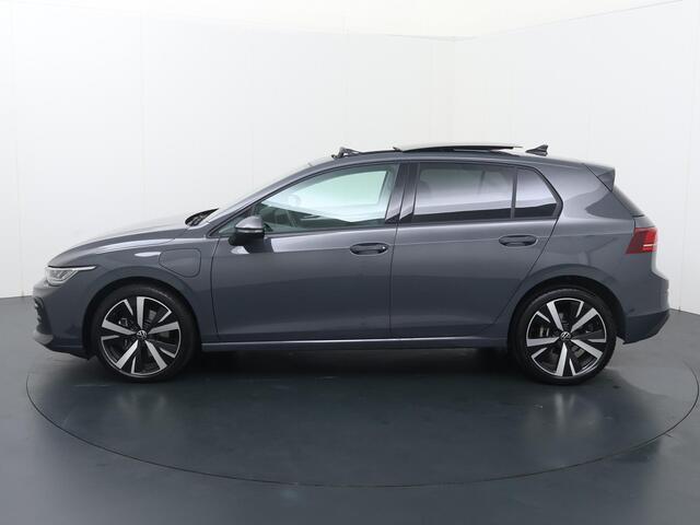 Volkswagen GOLF 1.5 eHybrid Life Edition | 204 PK | SoH % | Panoramadak | Achteruitrijcamera | Stoelverwarming | Digital Cockpit | Apple CarPlay / Android Auto |