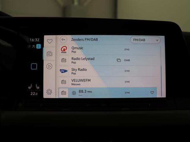 Volkswagen GOLF 1.5 TSI Life | Stuur/stoel verwarming | Adaptive cruise | Sfeerverlichting | Carplay | Park assist | Navigatie | Climate control | Virtueel dashboard | Trekhaak