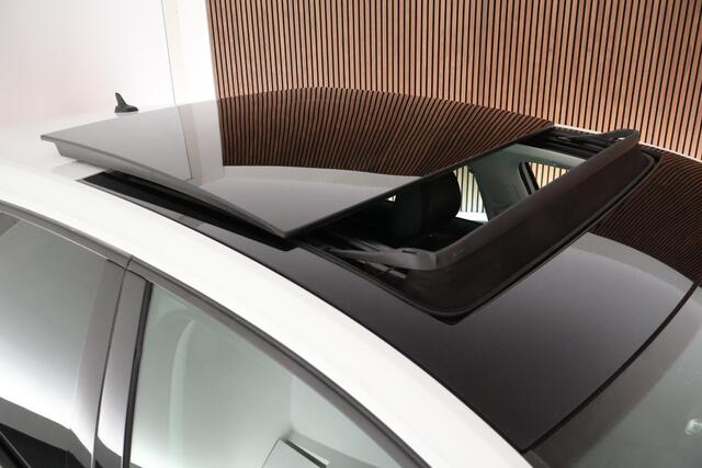 Volkswagen GOLF 1.5 TSI 150pk 2x R-Line Panoramadak Dynaudio Leder Trekhaak LED Navigatie