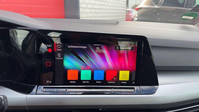 Volkswagen GOLF 1.0 TSI Life CARPLAY / CLIMA / PDC V+A / LED / TREKHAAK / LANE ASS / 6 VERSN