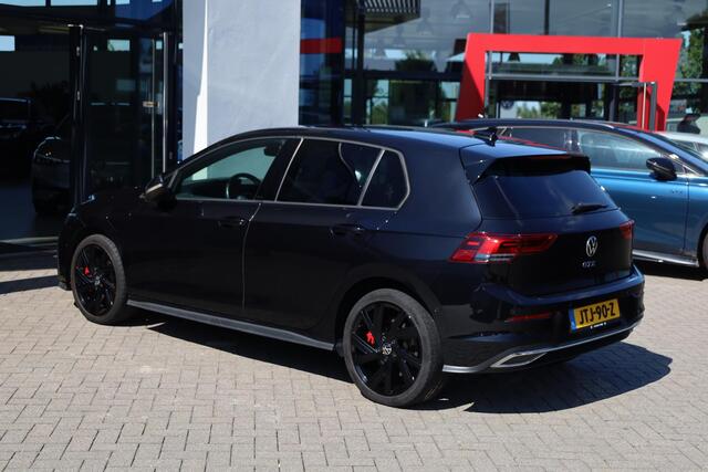 Volkswagen GOLF 1.4 eHybrid GTE SOH 88,53% | 245PK / 180kW DSG, Blackstyle pakket, 18" 'Bergamo' LMV, achteruitrijcamera (Rear View), keyless, dodehoekdetectie (Side Assist), parkeerassistent (Park Assist), navigatie, LED mistlampen, verwarmbare voorstoelen, verwarmbaar multifunctioneel lederen stuurwiel, adaptieve cruise control (ACC) met Travel Assist, elektrisch verstel-, verwarm- en inklapbare buitenspiegels, Apple Carplay & Android Auto, 3-zone climatronic, parkeersensoren voor en achter (PDC), DAB+, navigatie