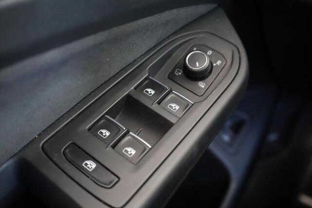 Volkswagen GOLF 1.4 eHybrid GTE SOH 88,53% | 245PK / 180kW DSG, Blackstyle pakket, 18" 'Bergamo' LMV, achteruitrijcamera (Rear View), keyless, dodehoekdetectie (Side Assist), parkeerassistent (Park Assist), navigatie, LED mistlampen, verwarmbare voorstoelen, verwarmbaar multifunctioneel lederen stuurwiel, adaptieve cruise control (ACC) met Travel Assist, elektrisch verstel-, verwarm- en inklapbare buitenspiegels, Apple Carplay & Android Auto, 3-zone climatronic, parkeersensoren voor en achter (PDC), DAB+, navigatie